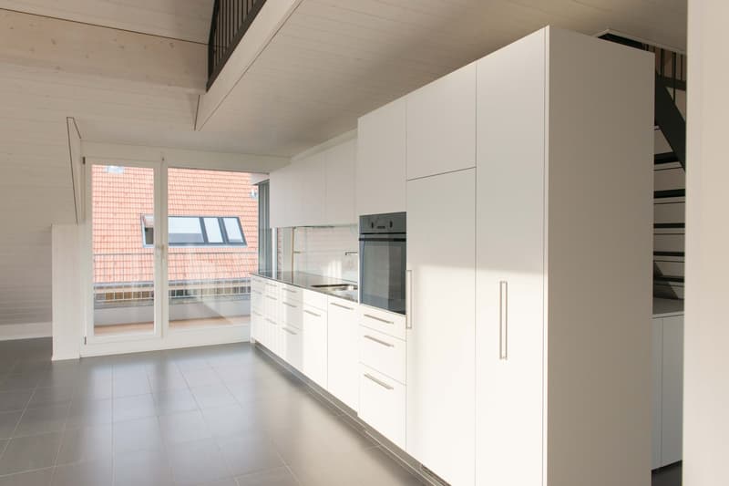 Grosszügige, moderne  4 1/2-Zimmer-Dachwohnung mit Galerie und Sicht ins Grüne in Rapperswil / BE (2)