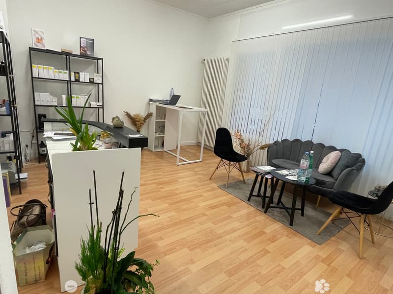 Laden mit grossem Schaufenster, 2 Räumen, WC und Parkplatz (7)