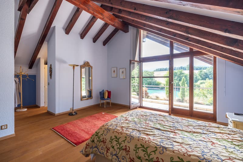 ELTERNSCHLAFZIMMER MIT SICHT AUF DEN KANAL
