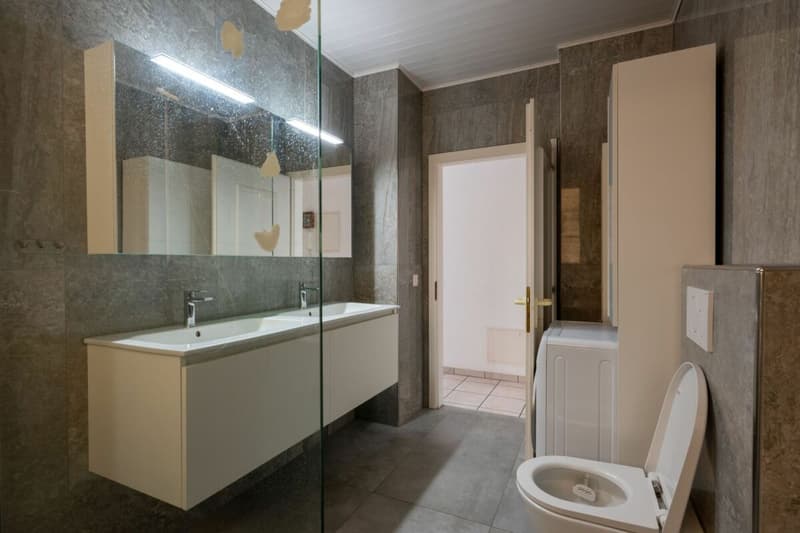 Helle 3.5-Zimmer-Wohnung mit hohen Räumen und gedecktem Balkon (8)