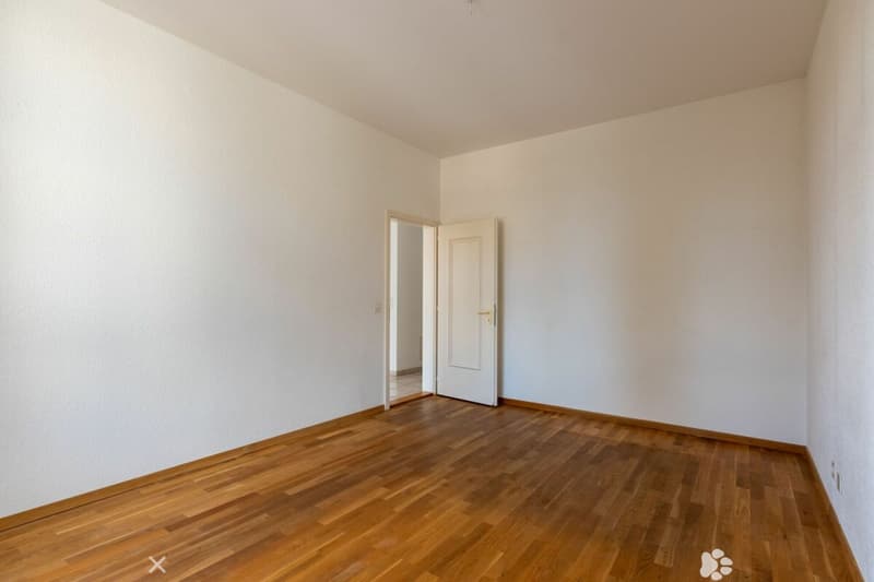 Helle 3.5-Zimmer-Wohnung mit hohen Räumen und gedecktem Balkon (2)