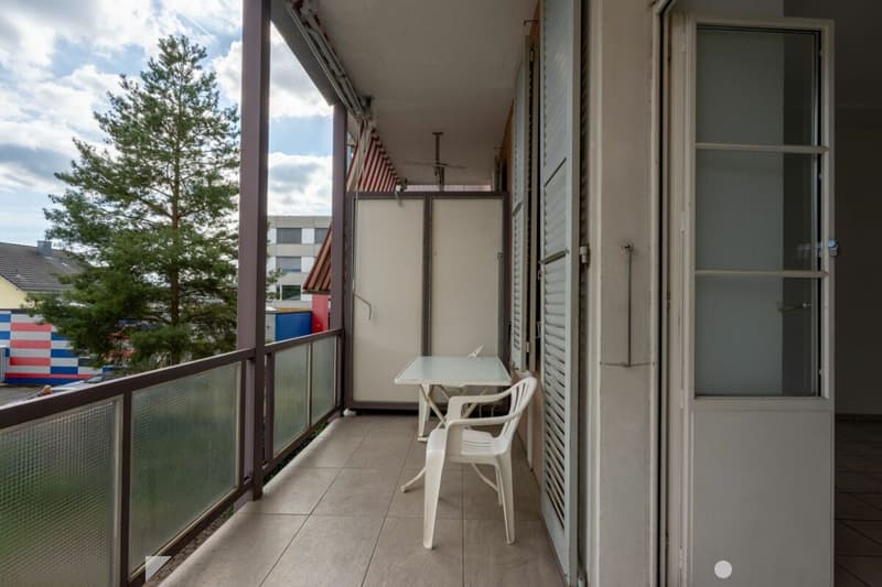 Helle 3.5-Zimmer-Wohnung mit hohen Räumen und gedecktem Balkon (4)