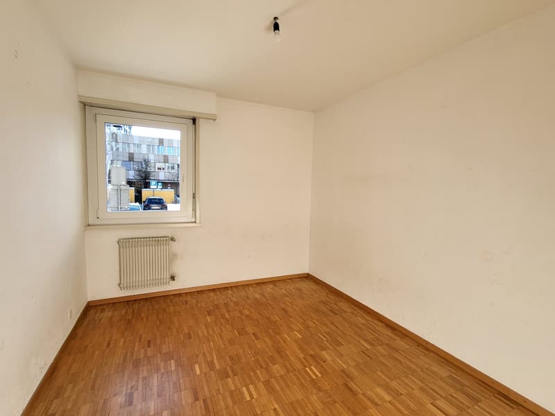 empty room, wooden floor, white walls, radiator, large window