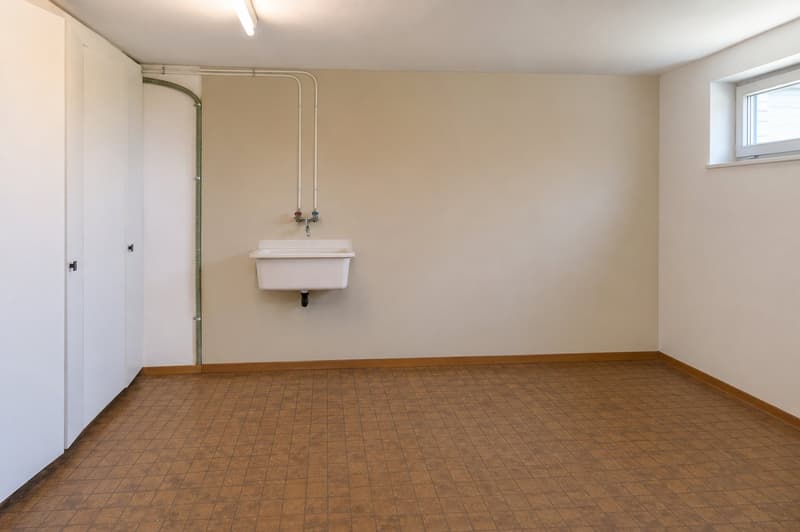 Living in the green, in a quiet and sunny hillside location (5)