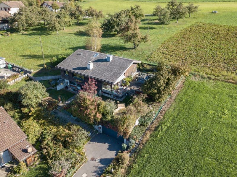 Living in the green, in a quiet and sunny hillside location (27)