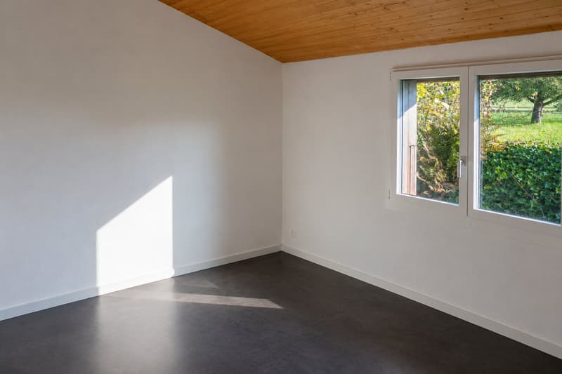 Living in the green, in a quiet and sunny hillside location (19)