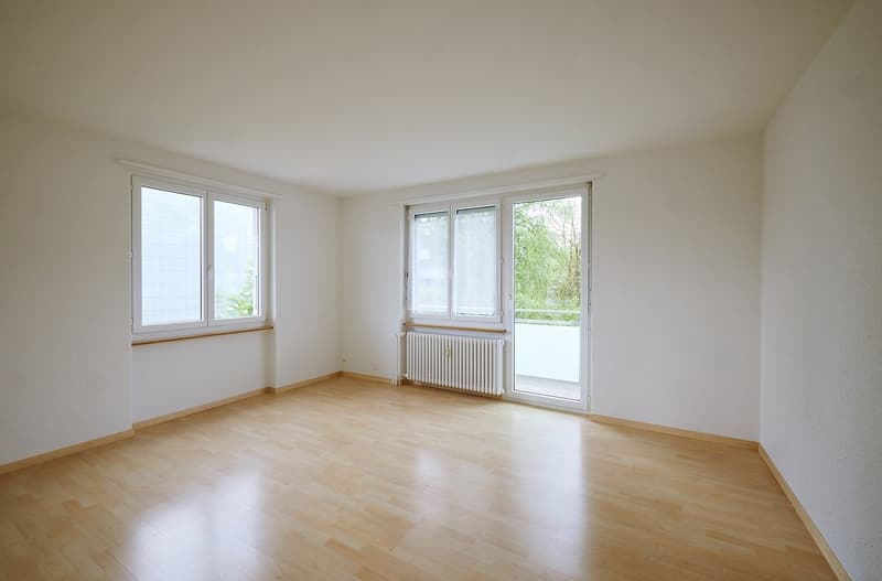 Wohnzimmer südseitig, Zugang zum Balkon, typgleich in allen Wohnungen