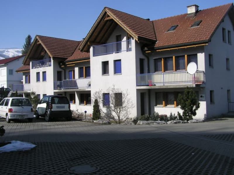 2.5-Zi Wohnung mit Sitzplatz und Schlossblick (2)