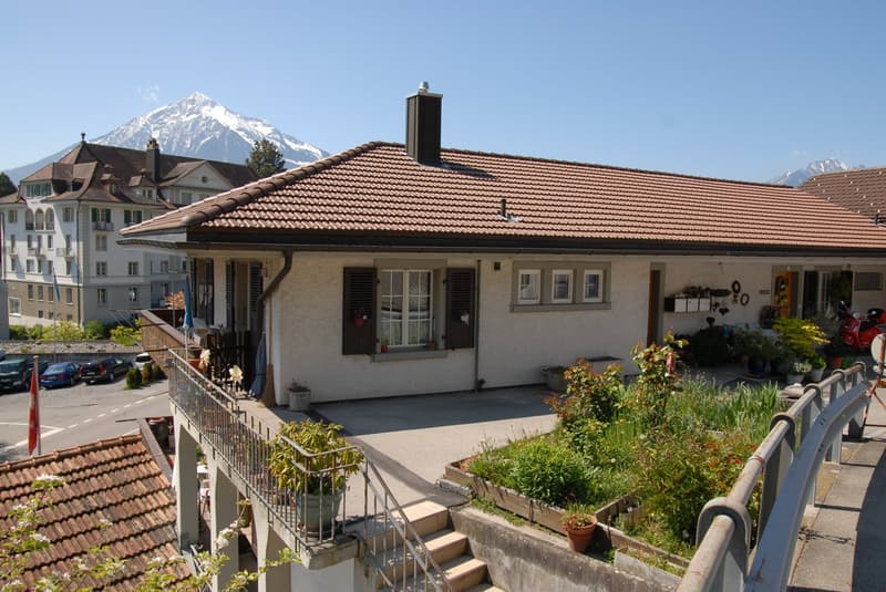 Charmante 4-Zimmer-Terrassenwohnung mit Seeblick in Gunten (1)