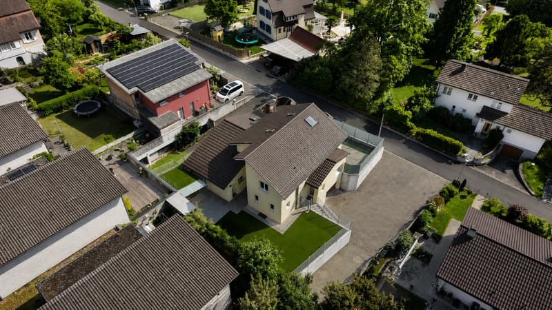Maison familiale de 5,5 pièces avec beaucoup d'espace et jardin d'hiver à Klingnau (2)
