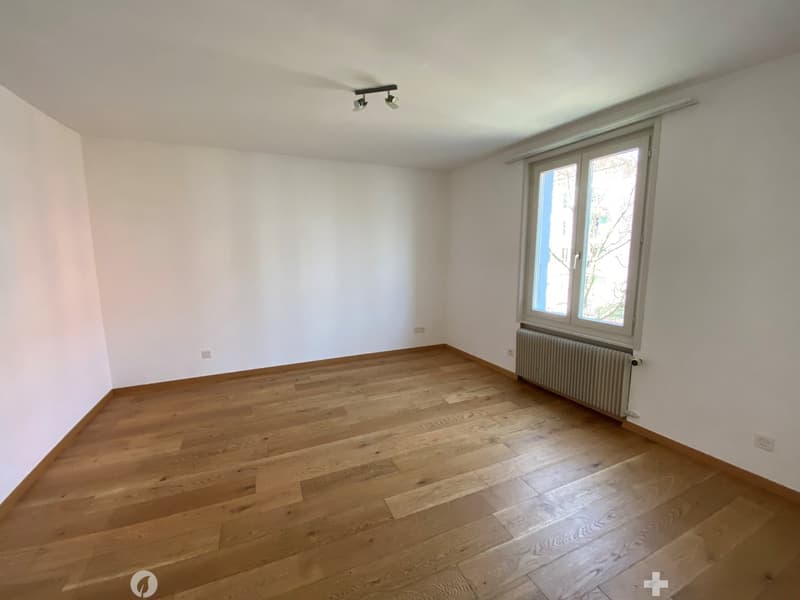 empty room, wooden floor, white walls, window, radiator