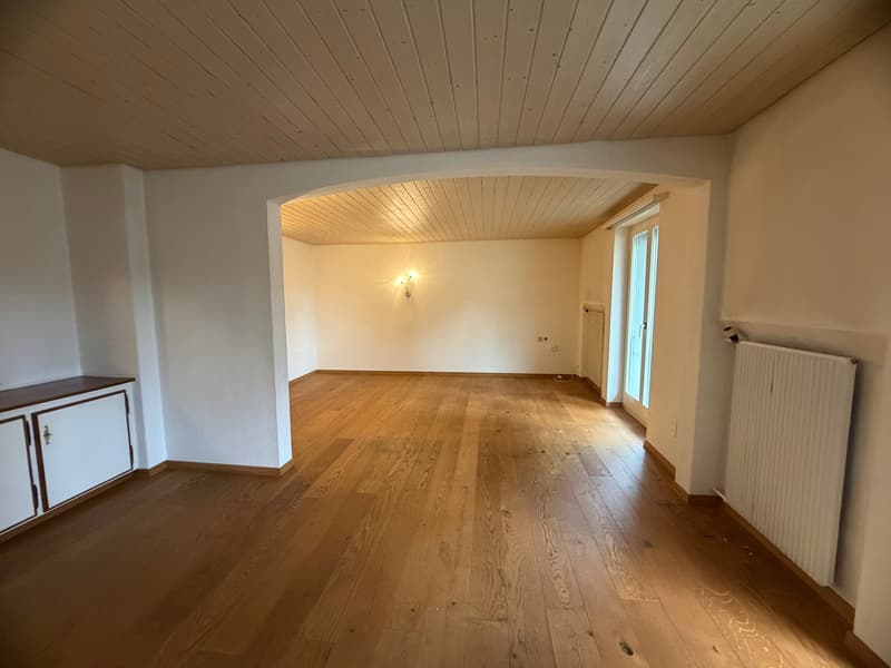 empty room, wooden floor, white walls, wooden ceiling, white cabinet, white radiator