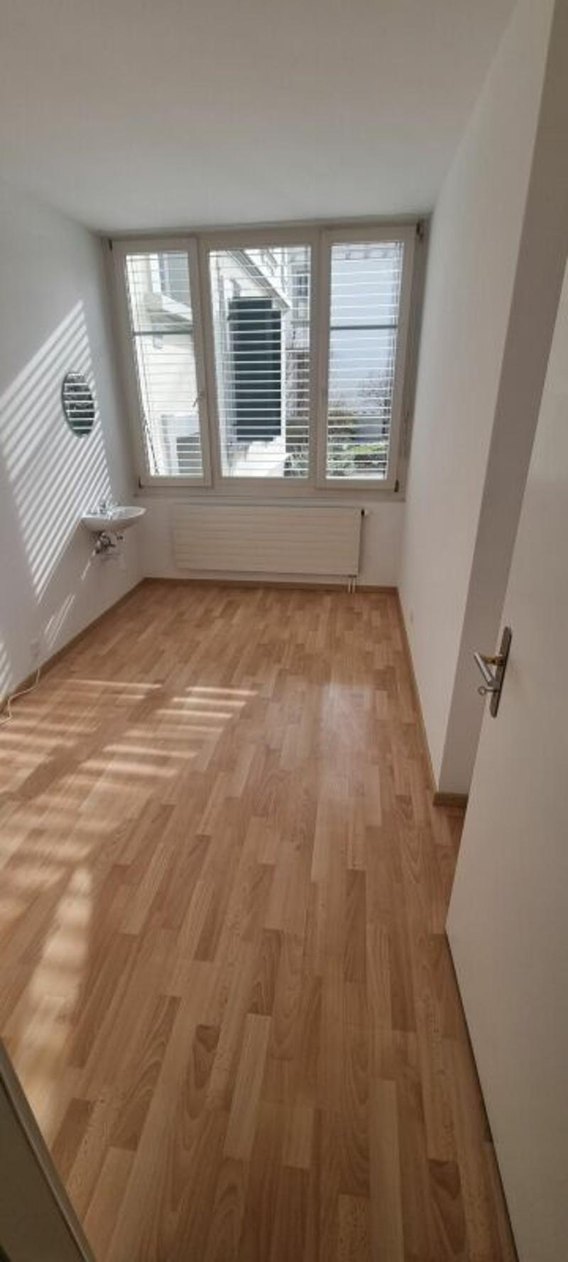 Eigerplatz - Helle und grosszügiger Gewerberaum mit 8 Zimmer zu vermieten! (8)