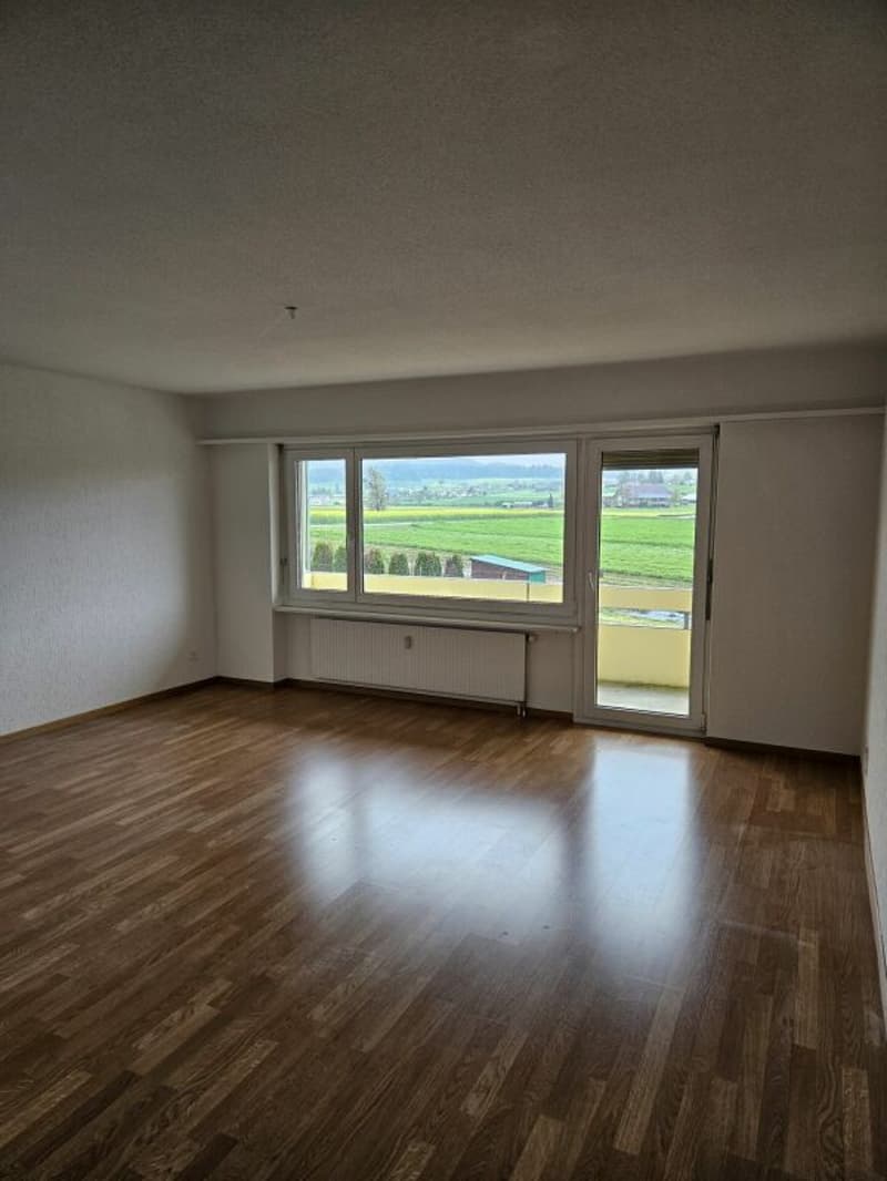geräumige 3.5-Zimmerwohnung im Hochparterre - mit bester Aussicht auf die Grünlandschaft in Hindelbank zu vermieten! (3)