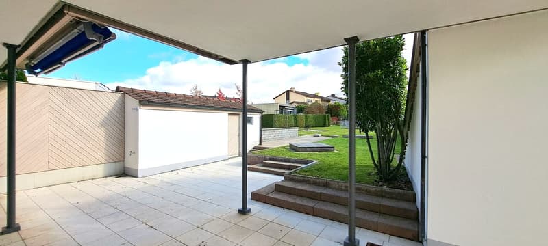 Appartamento con giardino, compreso box garage direttamente collegato, ampio spazio al piano terra/semi-interrato, locale per la casa, giardino (7)