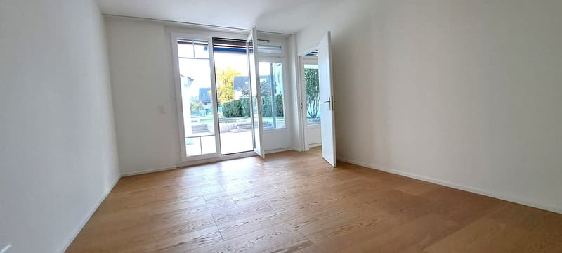 Appartamento con giardino, compreso box garage direttamente collegato, ampio spazio al piano terra/semi-interrato, locale per la casa, giardino (5)