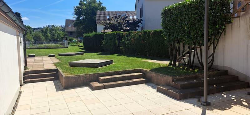 Appartamento con giardino, compreso box garage direttamente collegato, ampio spazio al piano terra/semi-interrato, locale per la casa, giardino (8)