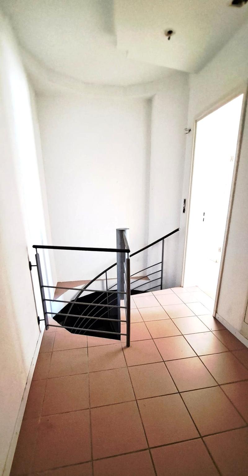 Appartamento con giardino, compreso box garage direttamente collegato, ampio spazio al piano terra/semi-interrato, locale per la casa, giardino (12)