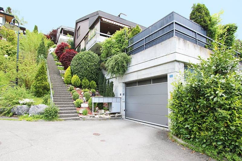 Tor zu Einstellhalle unterhalb Wohnhaus