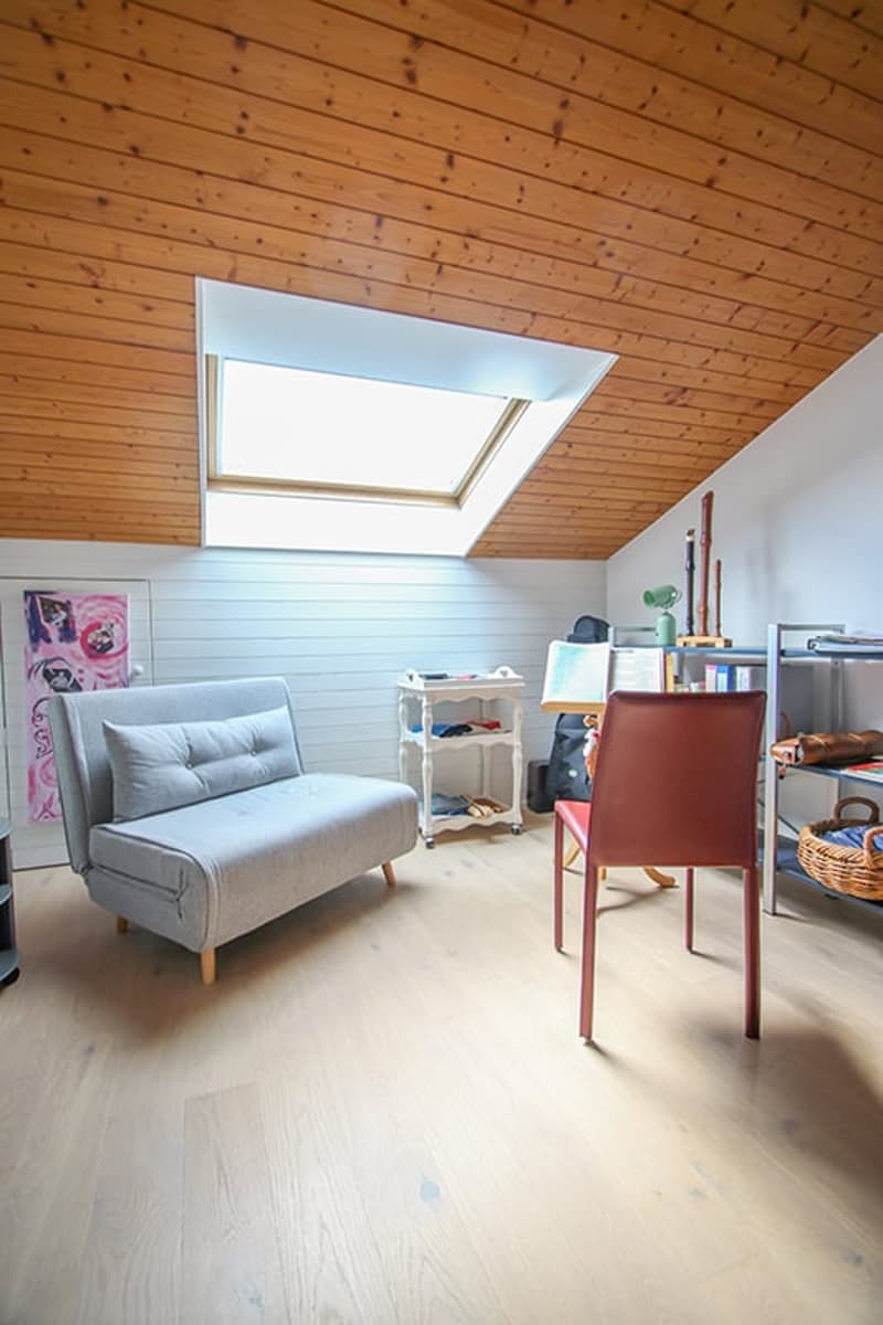 Weiteres Dachzimmer mit viel Tageslicht