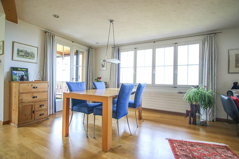 Heller Essplatz mit angegliedertem Eckbalkon (See- und Bergsicht)