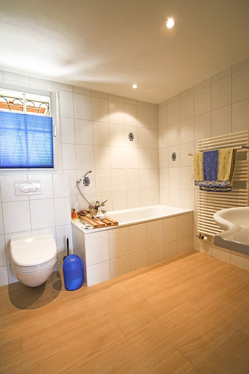 Grosses Badezimmer mit Wanne - jede Etage mit eigenem Bad/WC