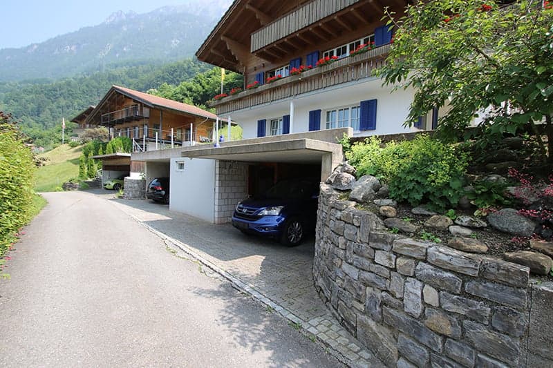 Sockelbau mit 2 Carports und dazwischen ein geräumiger Disporaum