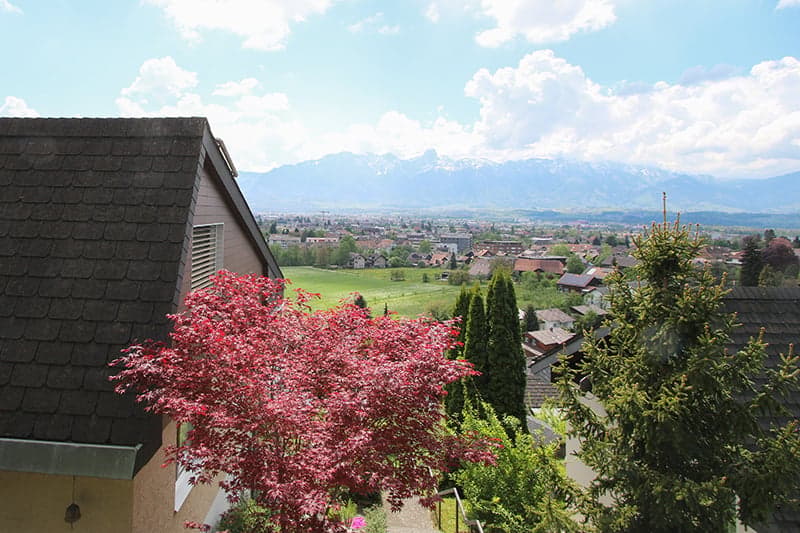 DEFH thront am sonnigen Südhang von Steffisburg mit herrlicher Weitsicht
