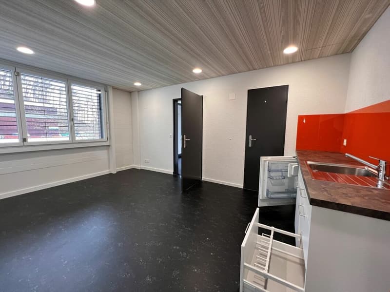 Office space with large storage room (4)