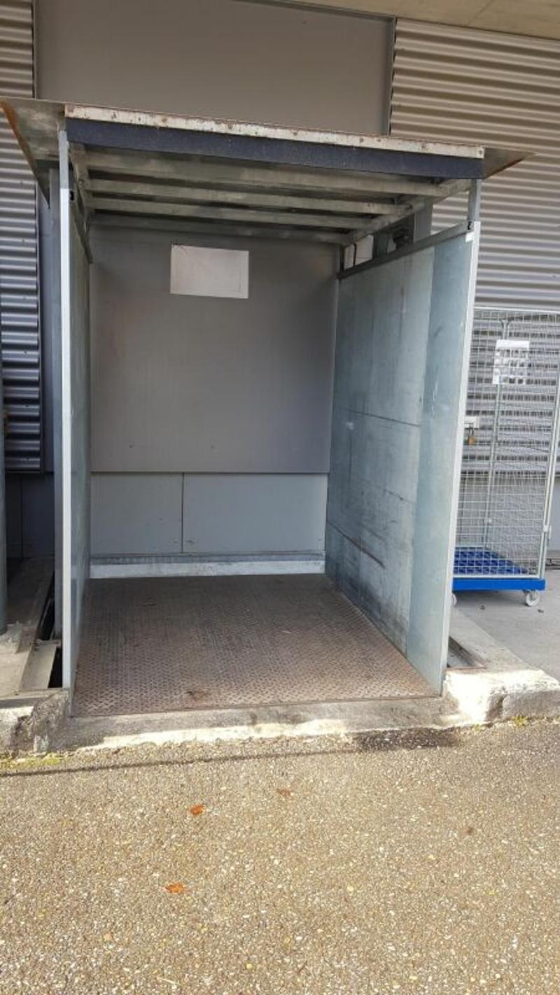 Office space with large storage room (8)