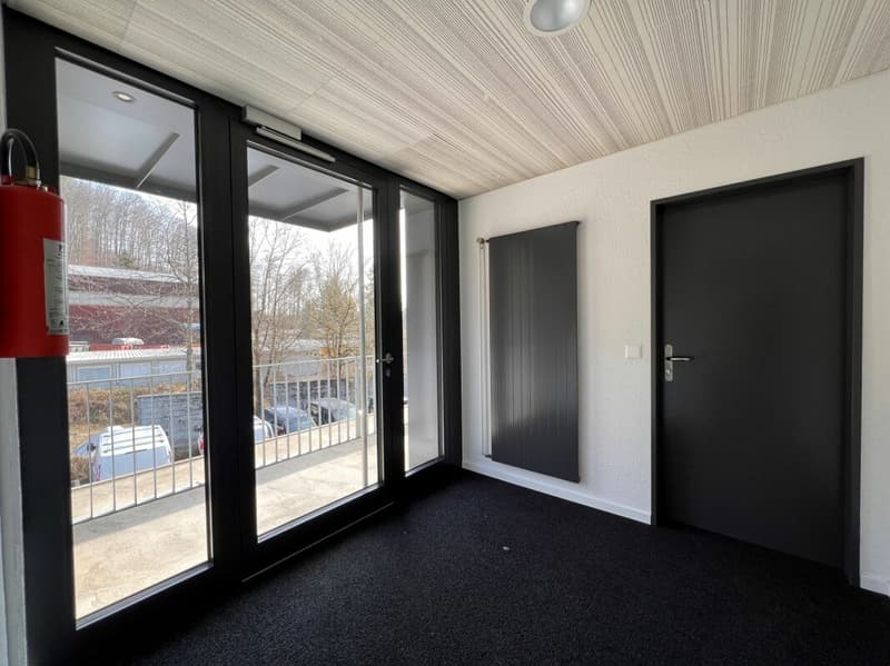Office space with large storage room (3)