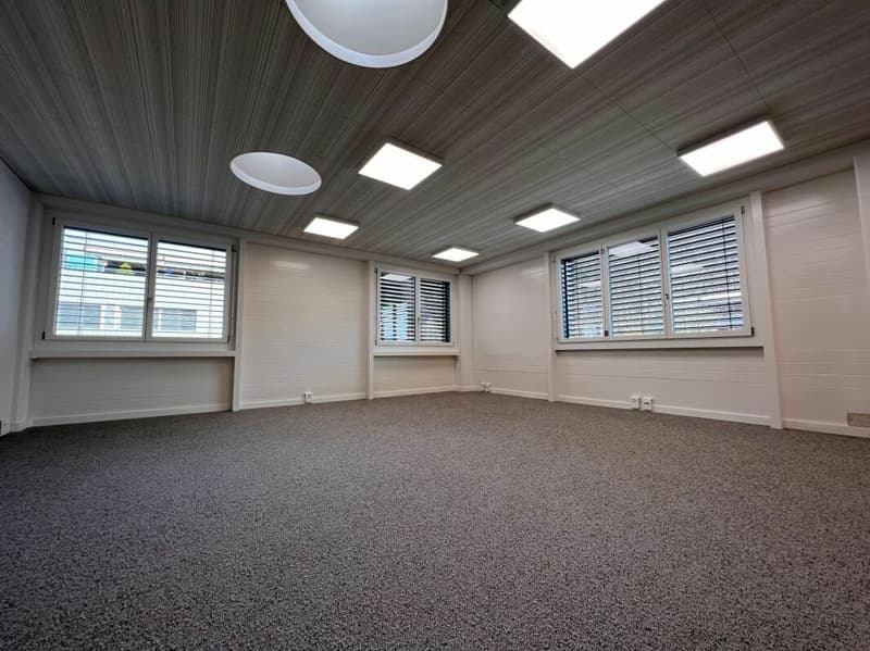 Office space with large storage room (2)