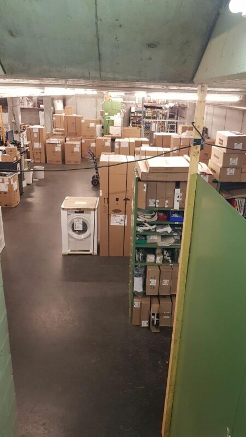 Office space with large storage room (7)