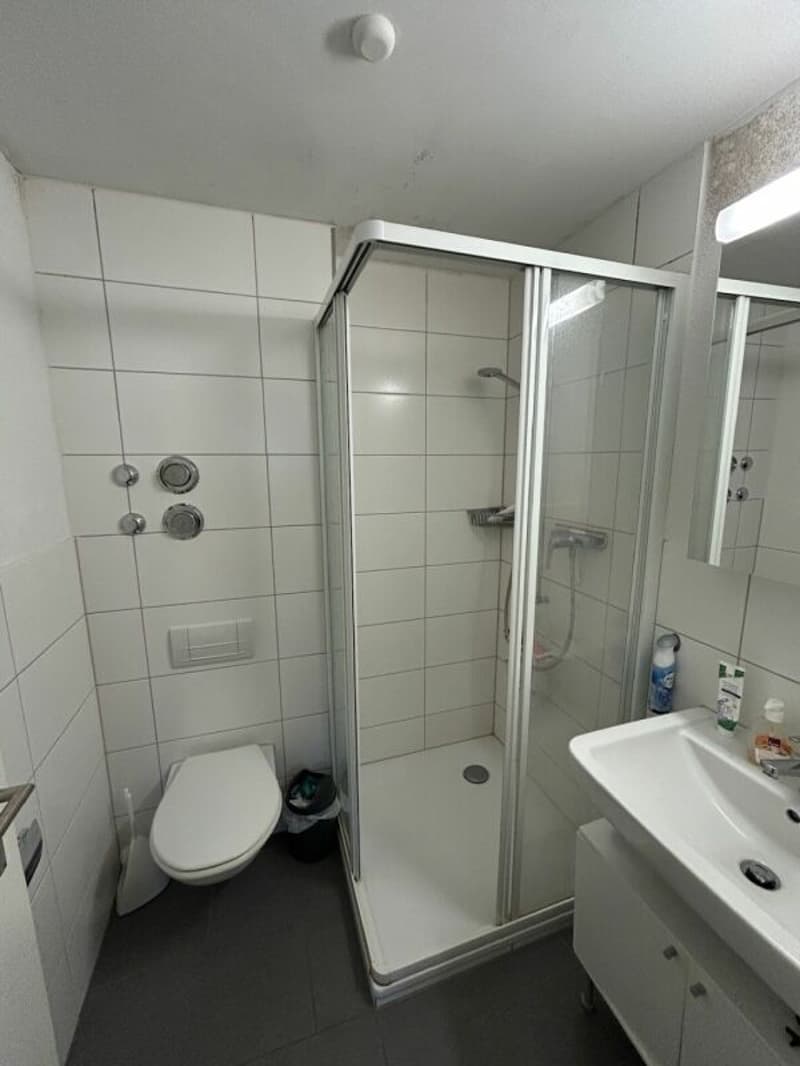 Badezimmer mit Duschkabine