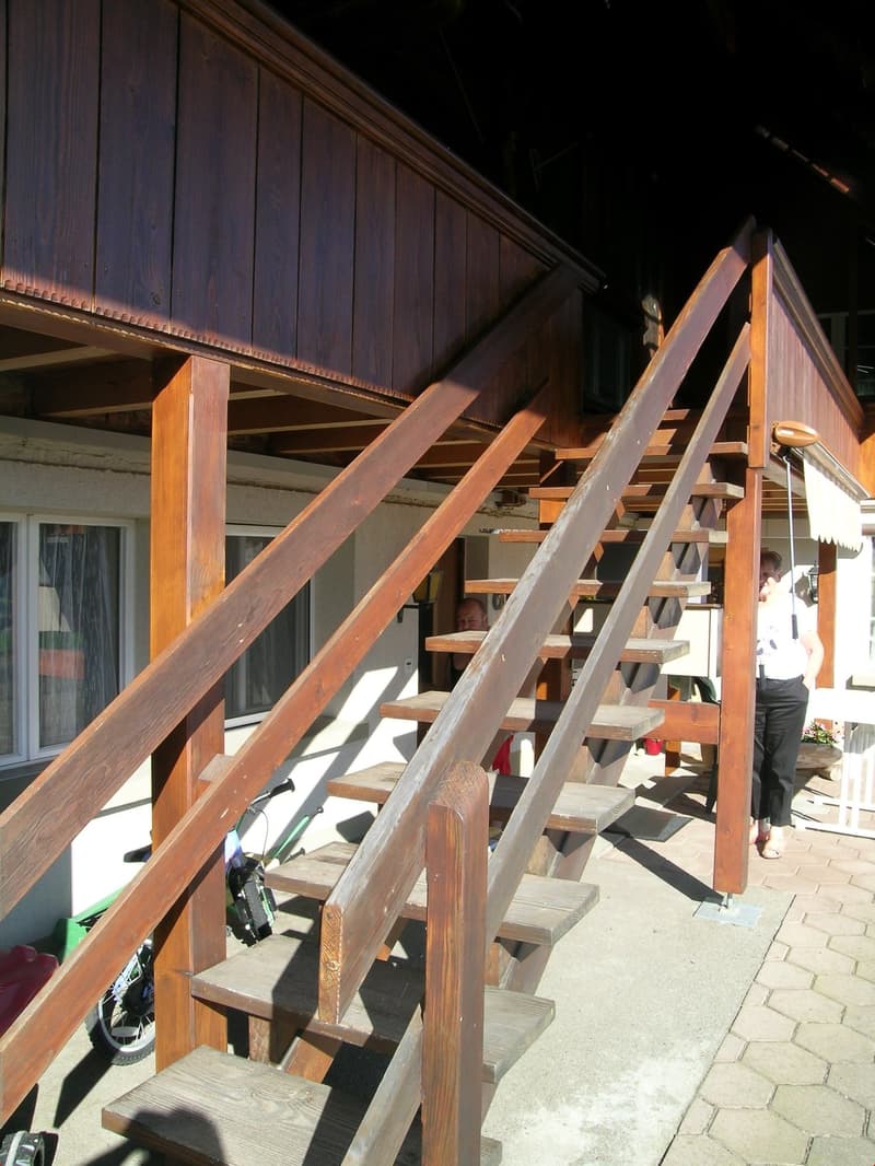 Treppenaufgang zu Hochpartere mit Wohnungseingang