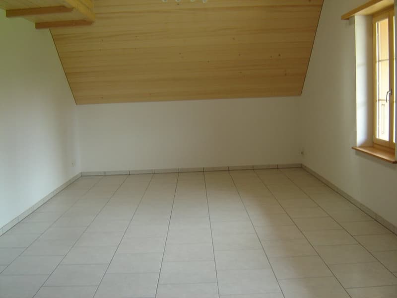 Charmante 2.5-Zimmer-Dachwohnung mit Galerie in Dürrenroth (2)