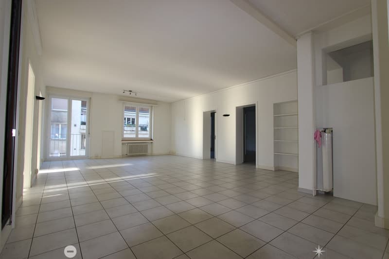 Top Lage vis-à-vis vom Bahnhof - grosse und helle Räume (4)