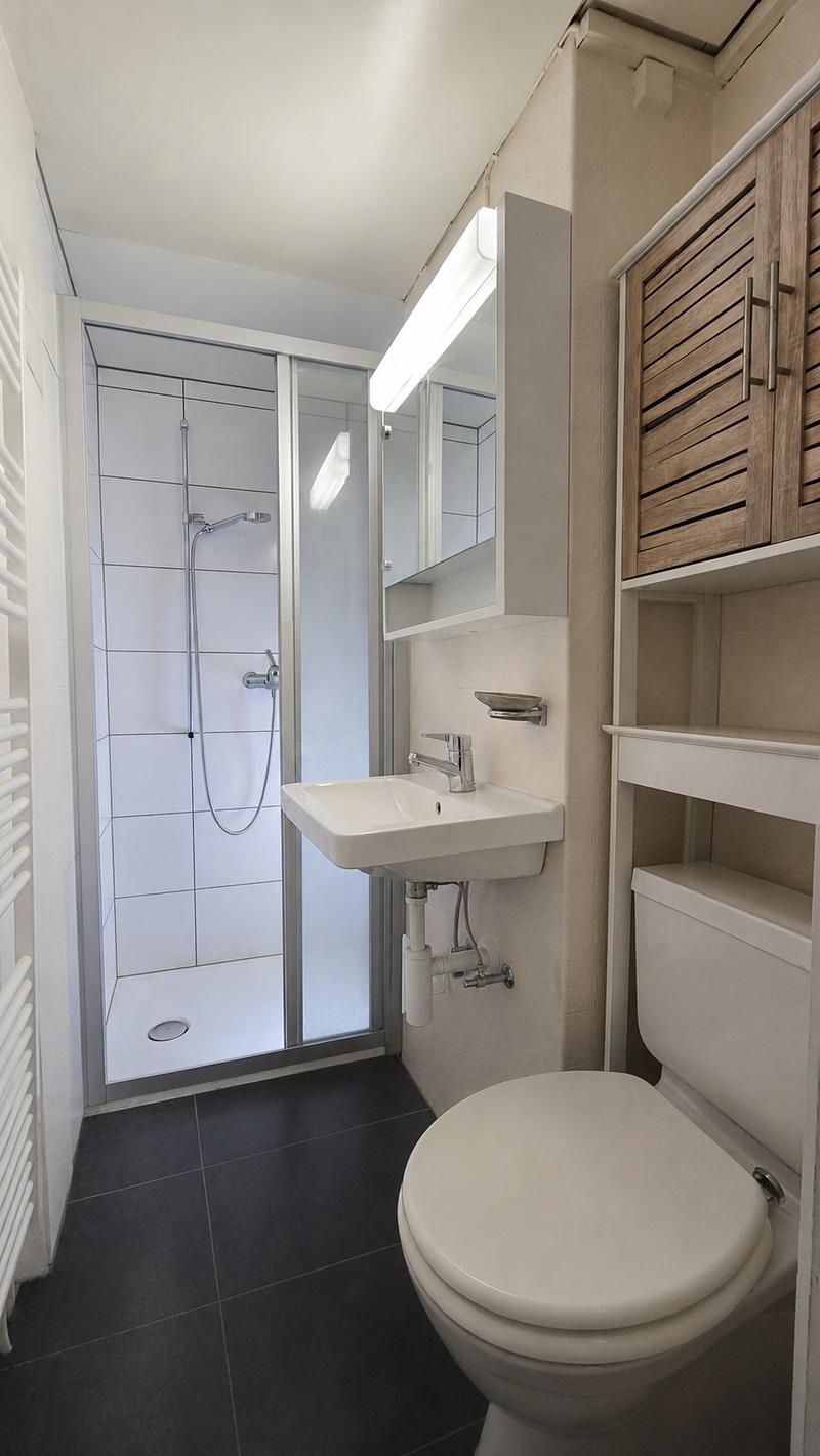 Badezimmer mit Dusche