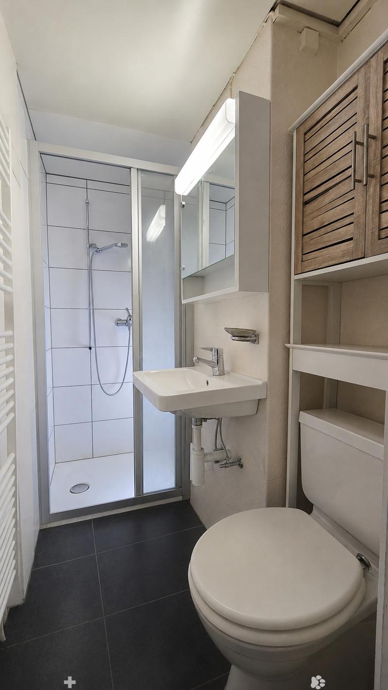 Badezimmer mit Dusche