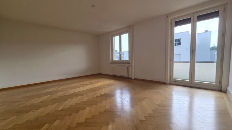 Wohnzimmer mit Balkon und Einbauschränke