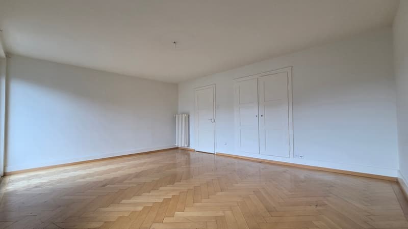 Wohnzimmer mit Balkon und Einbauschränke