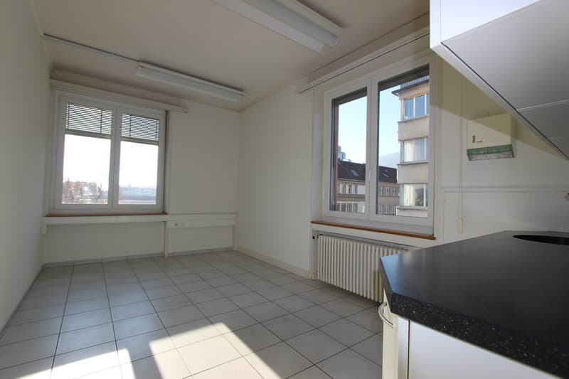 Top location opposite the train station - large and bright rooms (7)