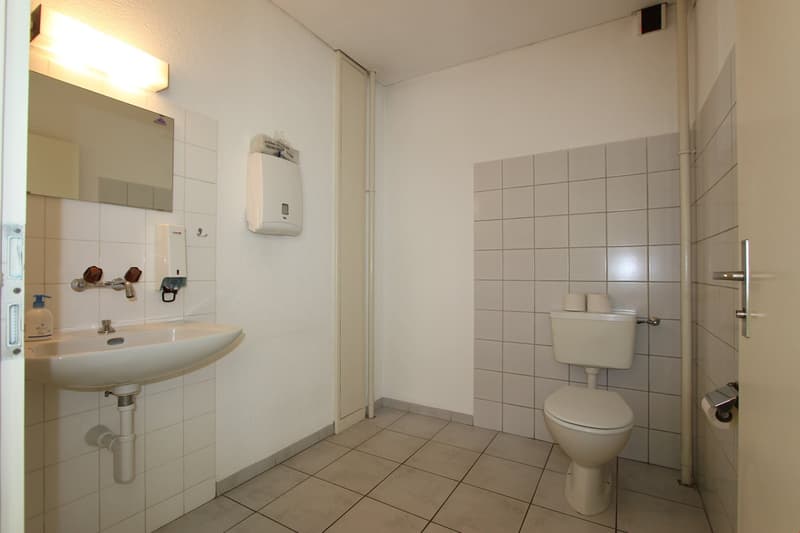Top Lage vis-à-vis vom Bahnhof - grosse und helle Räume (12)
