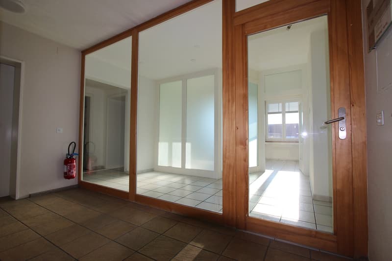 Top location opposite the train station - large and bright rooms (2)