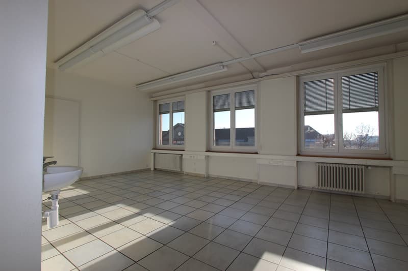Top Lage vis-à-vis vom Bahnhof - grosse und helle Räume (8)