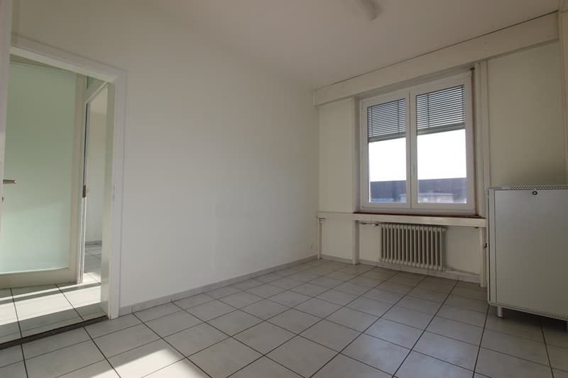 Top Lage vis-à-vis vom Bahnhof - grosse und helle Räume (10)