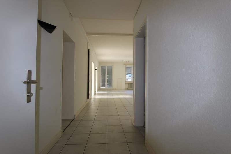 Top location opposite the train station - large and bright rooms (3)