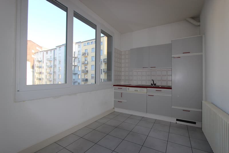 Top location opposite the train station - large and bright rooms (6)