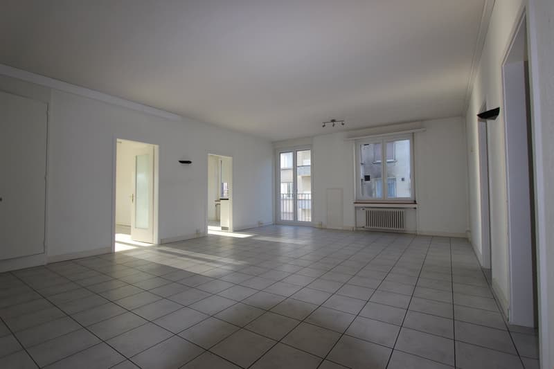 Top location opposite the train station - large and bright rooms (5)