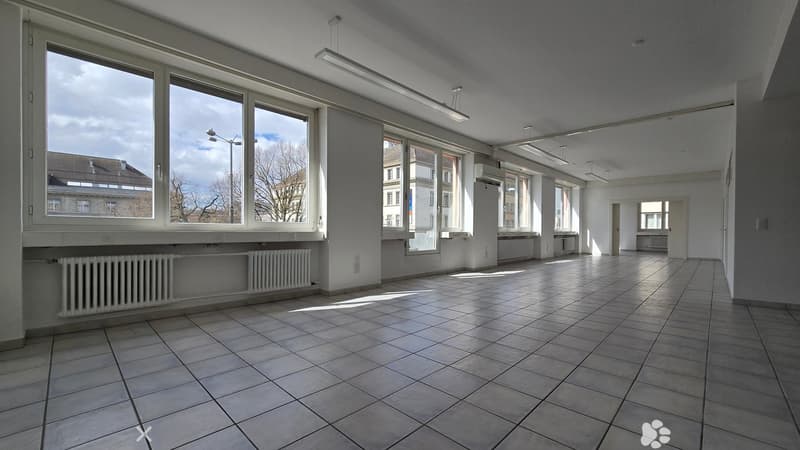 Grossraumbüro mit Einbauschränken